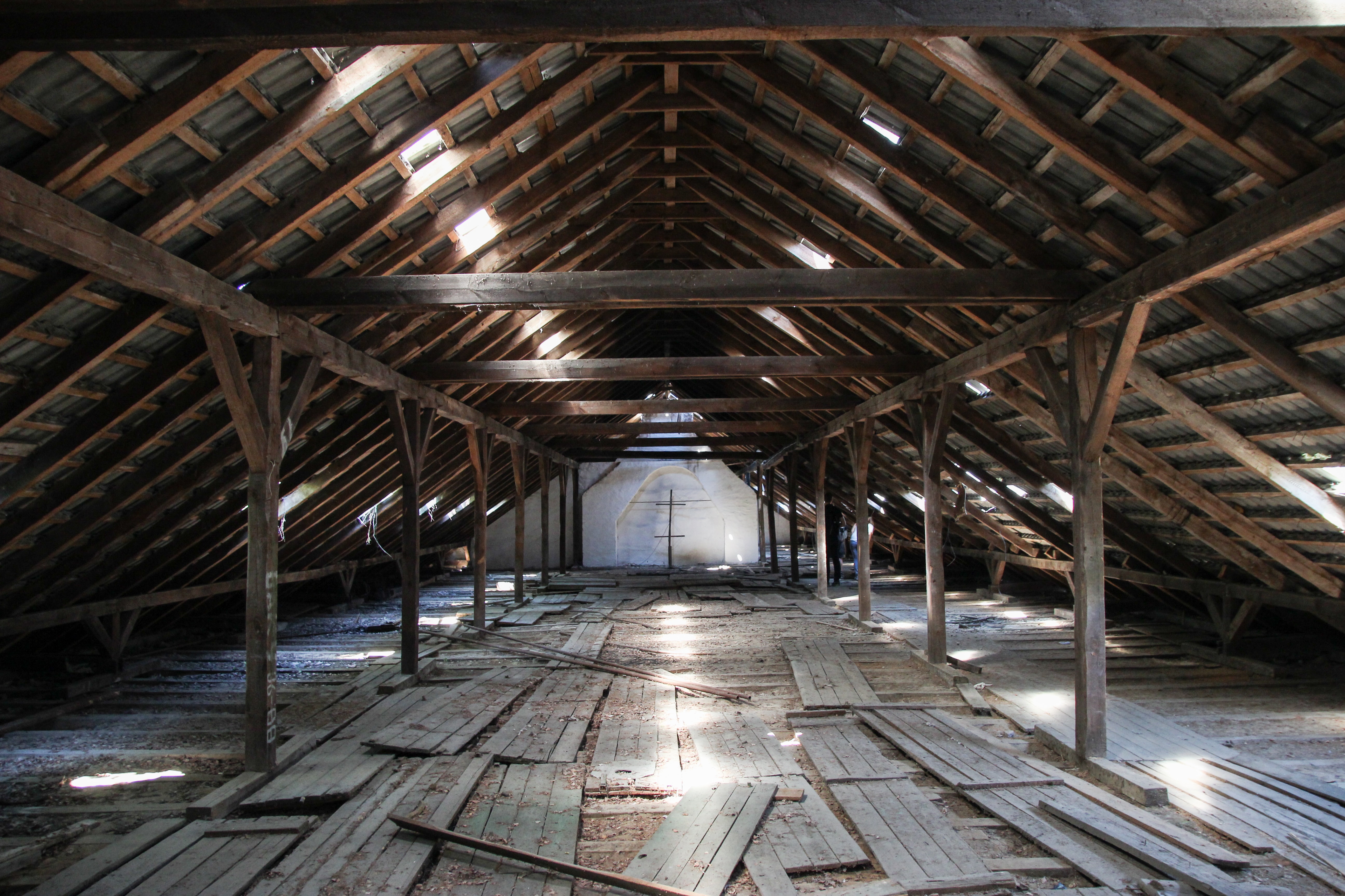 One of the 5 fall roof maintenance tips for homeowners is to take a walk through your attic, as it can give out some secrets about your roof. 